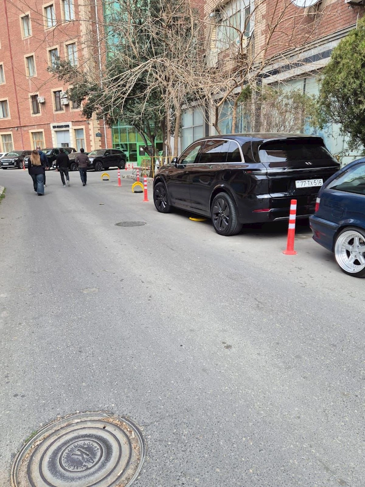 Bakıda "Land Rover"in sürücüsü həyəti özününküləşdirdi - FOTOLAR