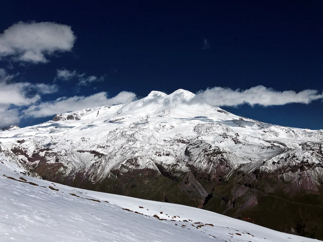 Elbrusda həlak olan rusiyalı alpinistin cəsədi təxliyə edilib - VİDEO