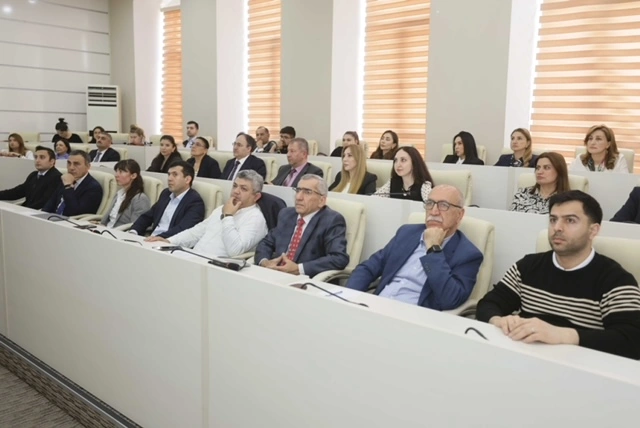 Harvard Universitetinin Growth Lab Mərkəzinin təsisçisi və direktoru UNEC-də təqdimatla çıxış edib - FOTO