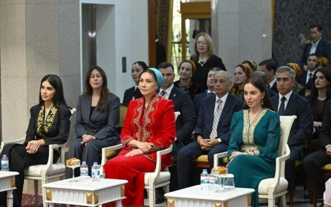 Leyla Əliyeva Aşqabadda Milli Türkmən Xalçası Muzeyində olub - FOTO