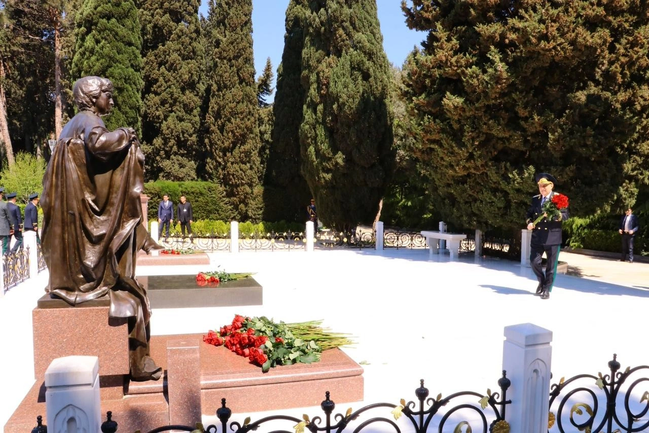 Prokurorluq əməkdaşları Fəxri Xiyabanı ziyarət edib - FOTOLAR