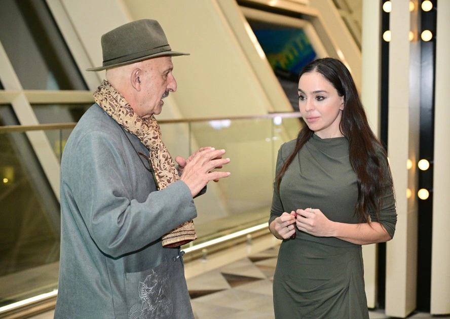 Leyla Əliyeva "Yüksələn işıq" sərgisini ziyarət etdi - FOTOLAR
