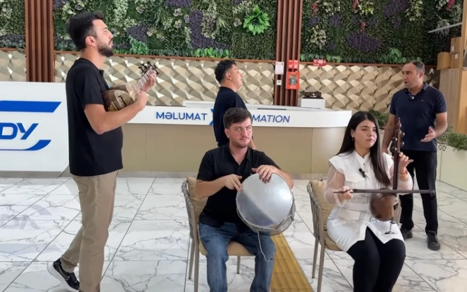 Milli Musiqi Günü ilə əlaqədar Bakı Dəmiryol Vağzalında fləşmob keçirildi - VİDEO