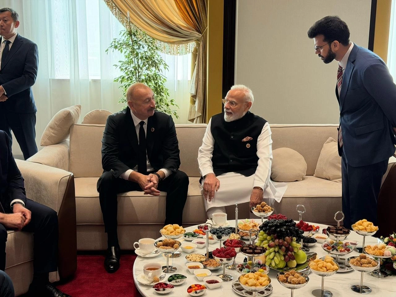 İlham Əliyev Bişkekdə Narendra Modi ilə söhbət etdi - FOTO