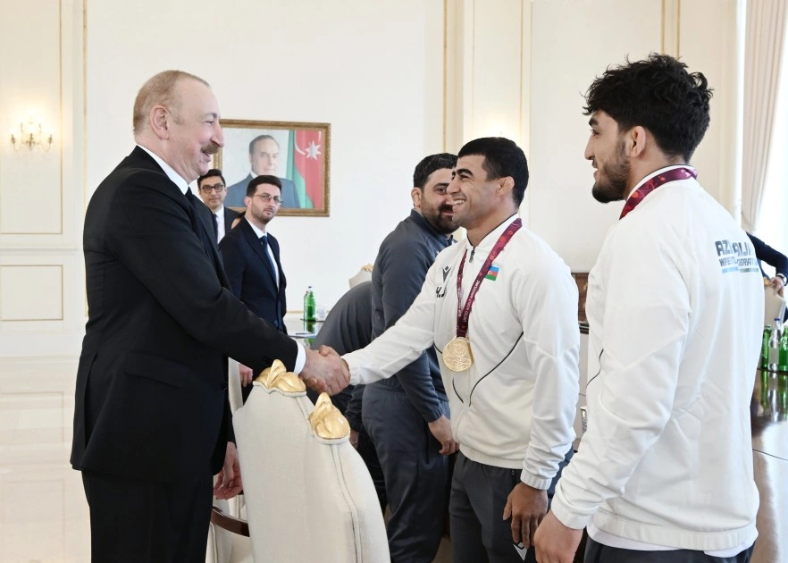 Prezident çempion olan güləşçiləri qəbul etdi - FOTOLAR