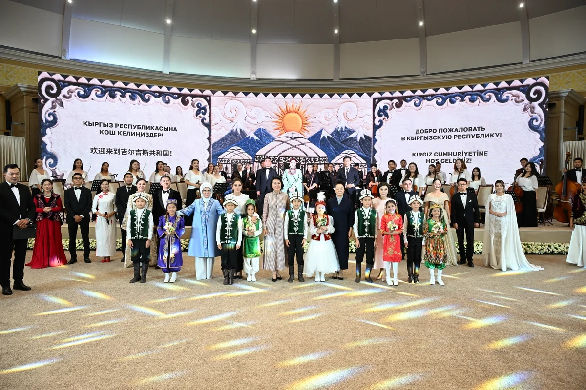 Mehriban Əliyeva Bişkekdə dekorativ-tətbiqi sənət ustalarının əl işlərindən ibarət sərgi ilə tanış oldu - FOTO