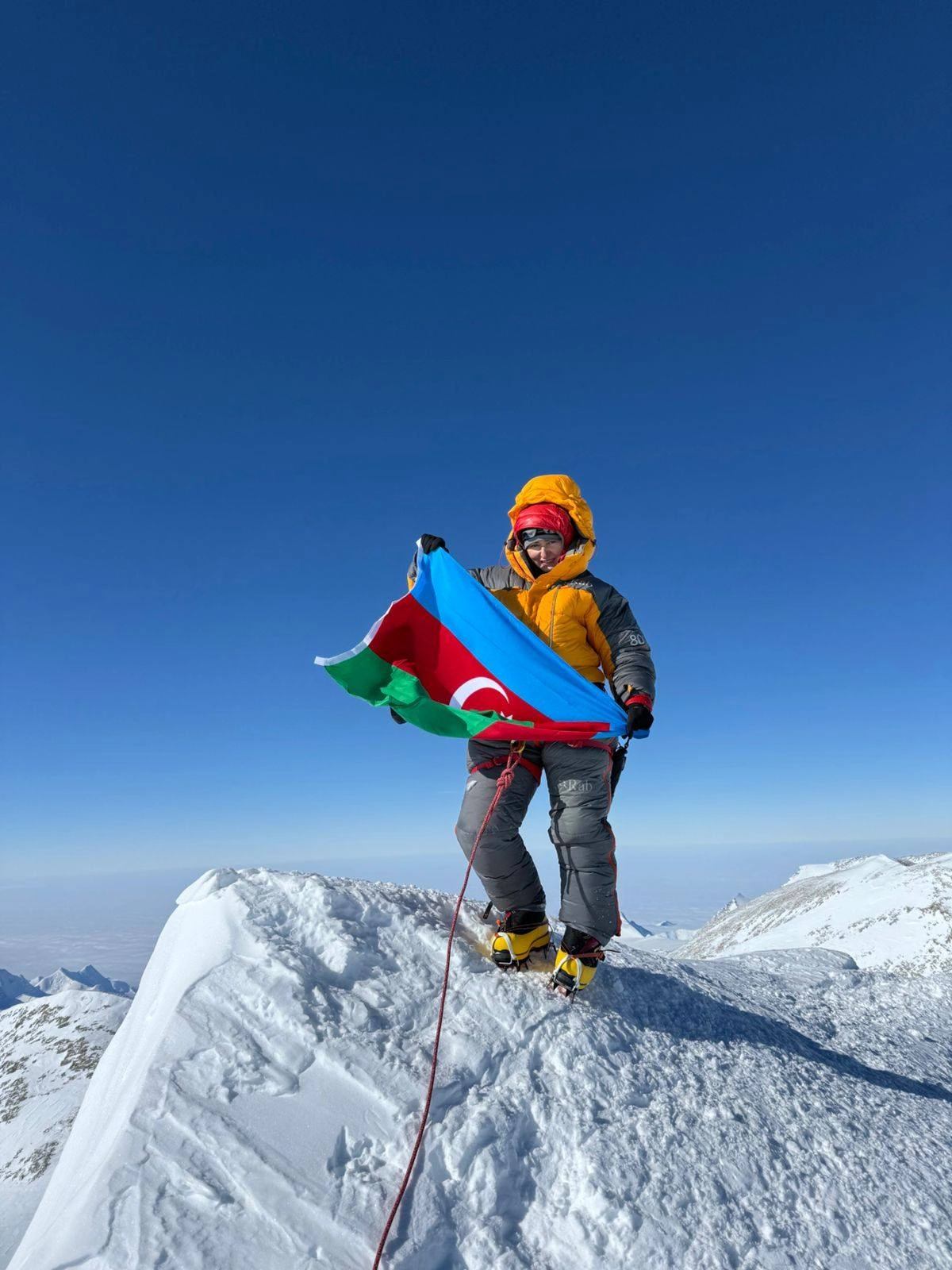Azərbaycanlı alpinist Antarktidanın ən yüksək zirvəsini fəth etdi - FOTO