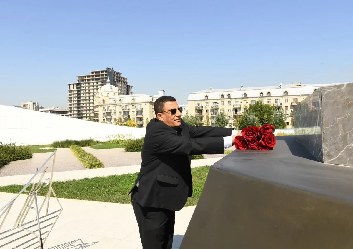 Pan-Afrika Parlamentinin prezidenti Fəxri xiyabanı və Zəfər parkını ziyarət edib - FOTO