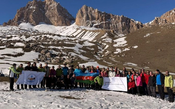 ADSEA əməkdaşları "Heydər zirvəsi"nə yürüş ediblər - FOTO