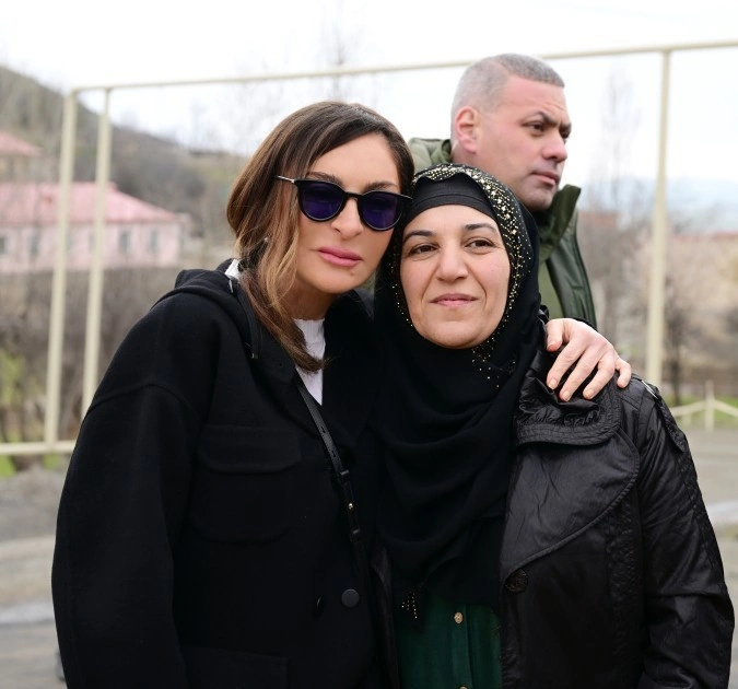 Prezident Xocavəndin Xanoba kəndində fərdi evlərin və infrastrukturun bərpa işləri ilə tanış olub - FOTO - YENİLƏNİB