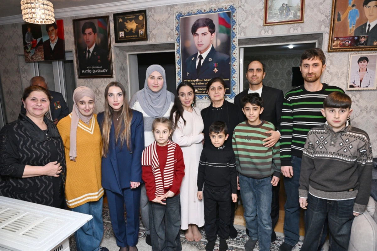 Leyla Əliyeva və Alyona Əliyeva Gəncə Memorial Kompleksini və Milli Qəhrəman Natiq Qasımovun ailəsini ziyarət ediblər - FOTO