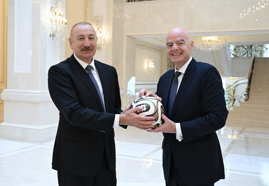 Canni İnfantino İlham Əliyevə idman köynəyi hədiyyə etdi - FOTOLAR