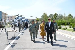 Prezident Naxçıvanda yeni komando hərbi hissələrinə Döyüş bayraqlarının verilməsi mərasimində iştirak edib - FOTO