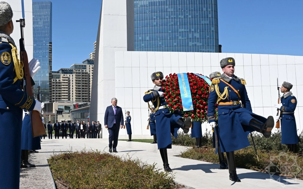 Qazaxıstan nümayəndə heyəti Şəhidlər xiyabanını və Zəfər parkını ziyarət etdi - FOTO