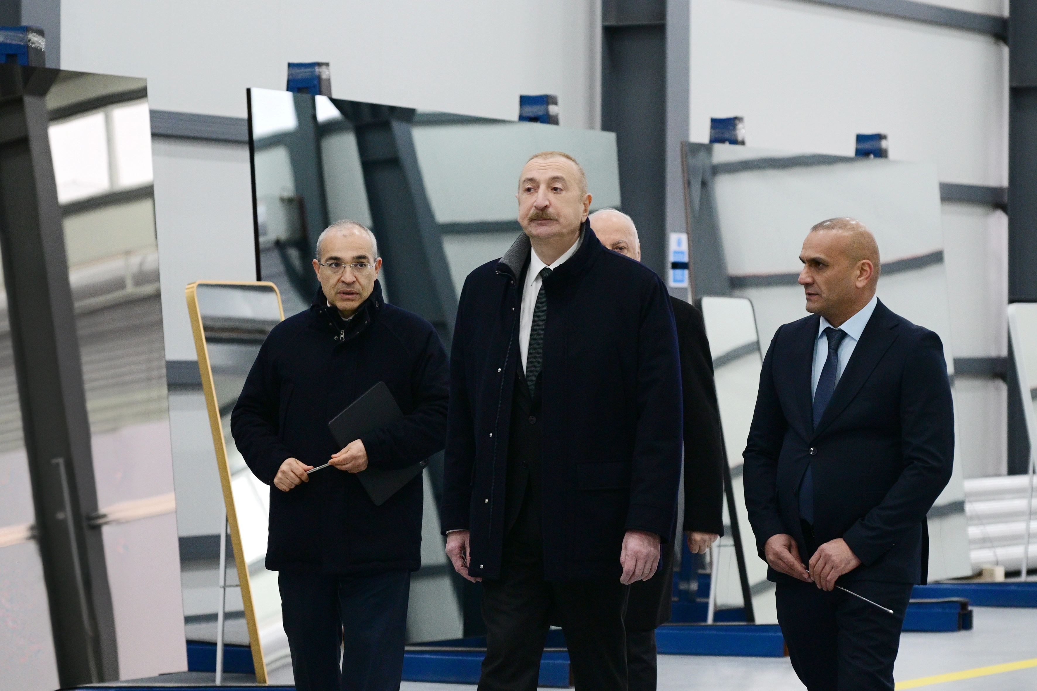 İlham Əliyev Sumqayıt Sənaye Parkında güzgü vərəqələrin istehsalı zavodunun açılışında iştirak etdi - FOTO