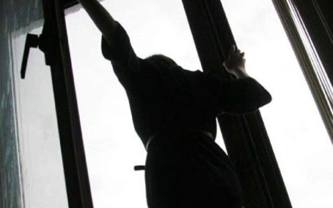 Bakıda gənc qız binadan yıxıldı