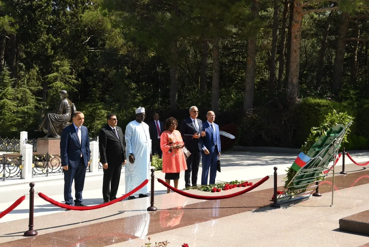 Pan-Afrika Parlamentinin prezidenti Fəxri xiyabanı və Zəfər parkını ziyarət edib - FOTO