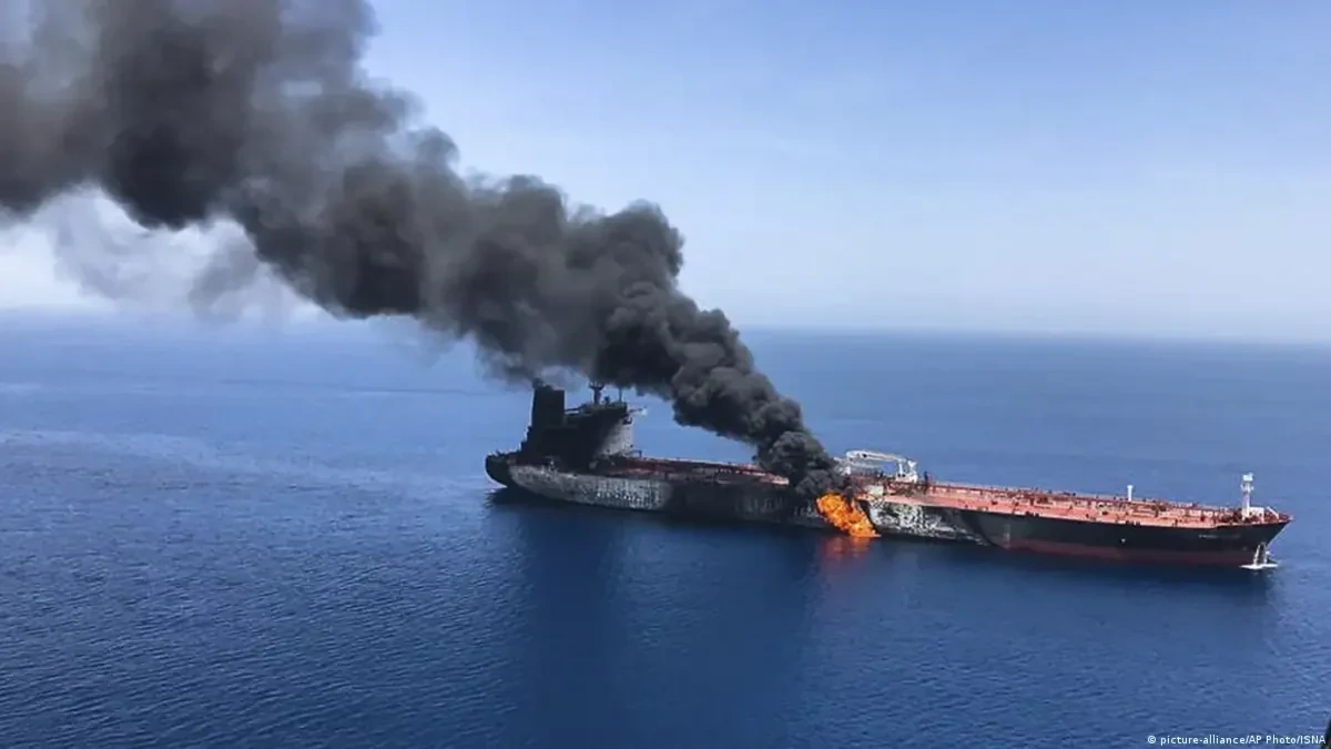 Hörmüz boğazında GƏRGİNLİK: Tankerə zərbə endirildi