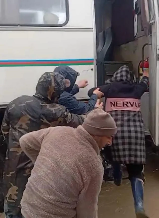 Xaçmazda selin fəsadları: 500-dən çox evi su basıb, avtomobil körpüsü dağılıb - FOTO - VİDEO
