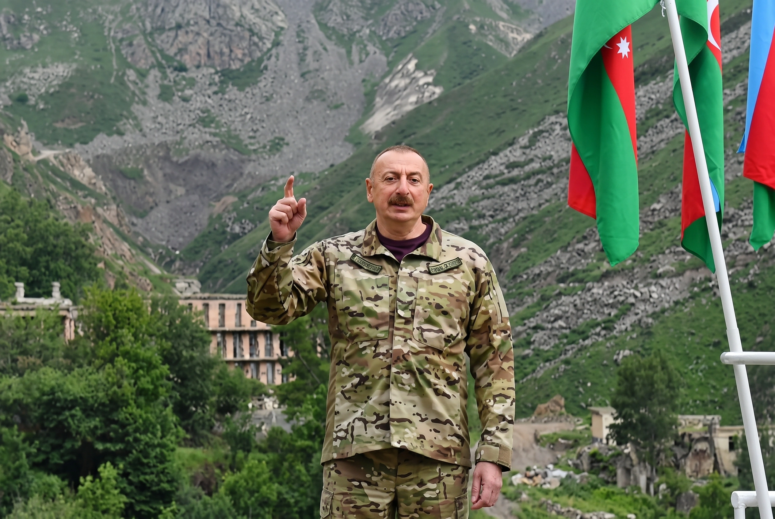 Zahid Oruc məktəblərdəki hicab məsələsindən YAZDI