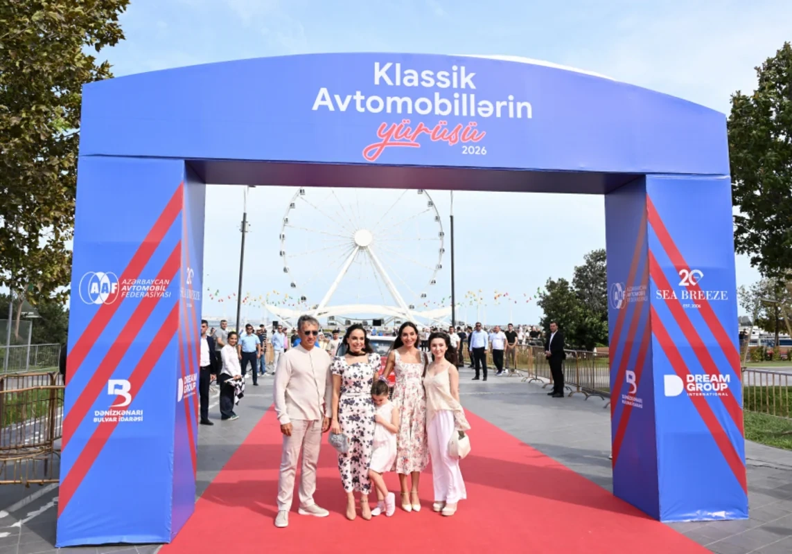 Leyla Əliyeva və Arzu Əliyeva klassik avtomobillərin yürüşü və sərgisini izləyiblər