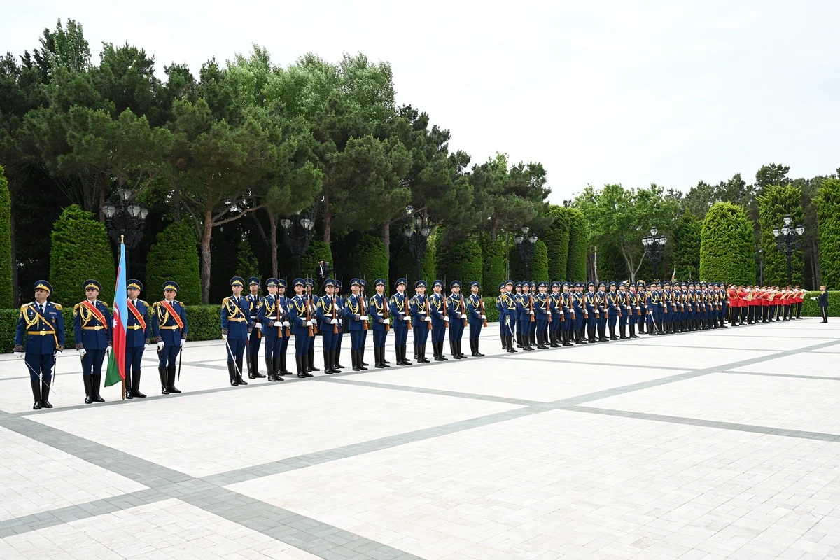 İlham Əliyev Sərdar Berdiməhəmmədovu Bakıda qarşıladı - FOTO