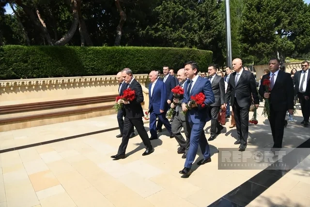 XİN-in kollektivi Zəfər parkı və Zəfər abidəsini ziyarət edib - YENİLƏNİB + FOTO