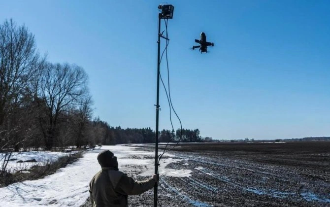 Reuters: Ukrayna Rusiyanın reaktiv PUA-larına qarşı yeni tutucu dronların sınağında uğursuz olub