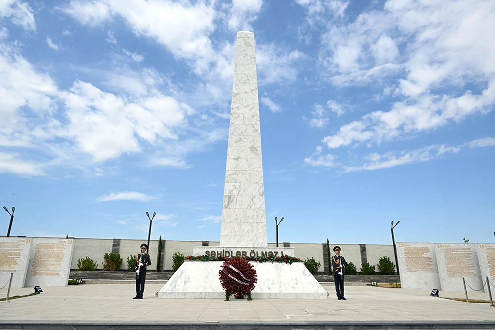 Müdafiə Nazirliyinin rəhbər heyəti Fəxri Xiyaban, Zəfər parkı və Hərbi Memorial Məzarlığı ziyarət etdi - FOTO/VİDEO