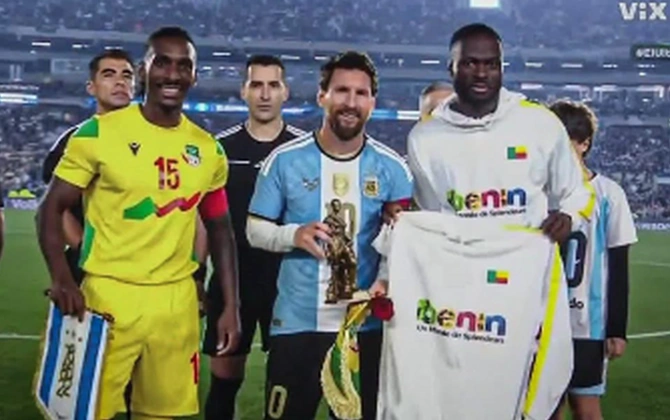 “Neftçi”nin futbolçusu Messiyə xüsusi hədiyyələr təqdim edib - FOTO