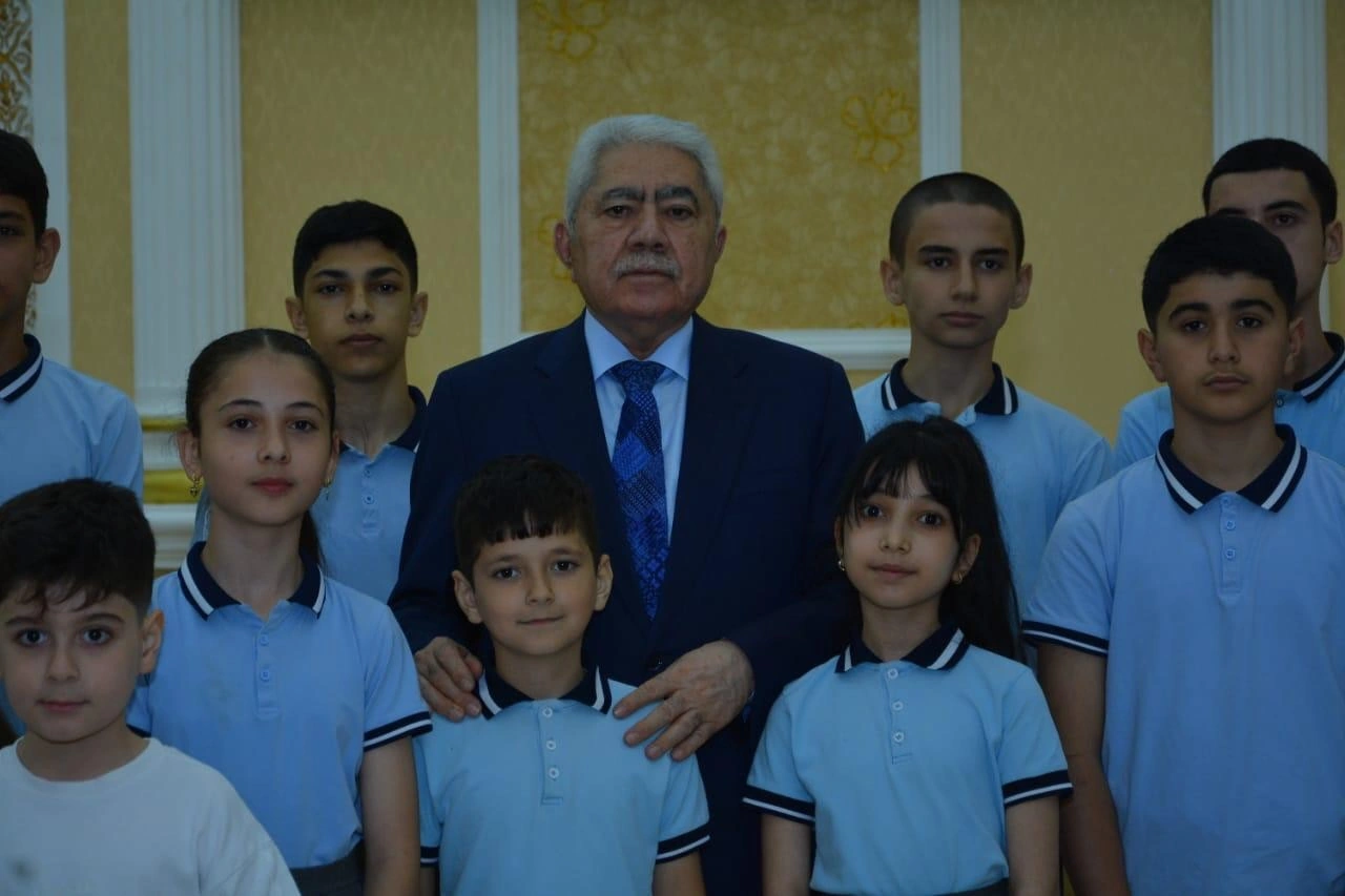 Deputat Ağalar Vəliyev Xaçmazda qabaqcıl müəllimləri və əlaçı şagirdləri mükafatlandırıb - FOTOLAR