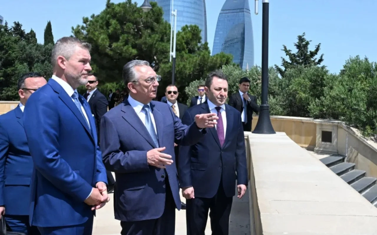 Peter Pelleqrini Bakıda şəhidlərin xatirəsini andı - FOTOLAR