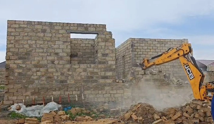 Gəncədə qanunsuz tikililər söküldü - FOTO/ VİDEO