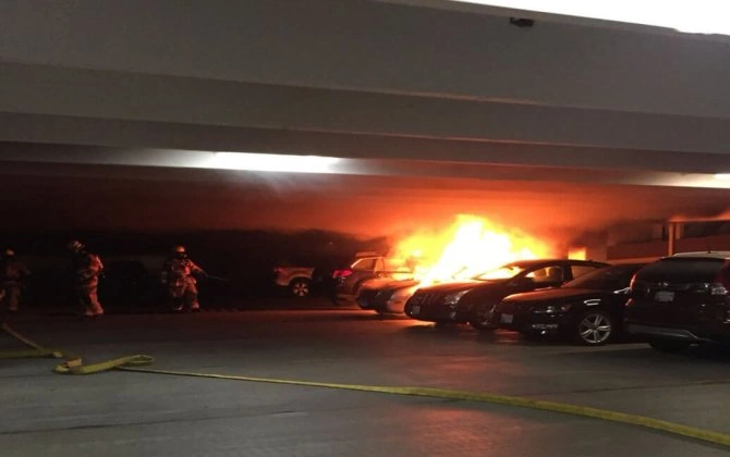 Bakıda “BMW” və “Volkswagen” hotelin qarajında yandı