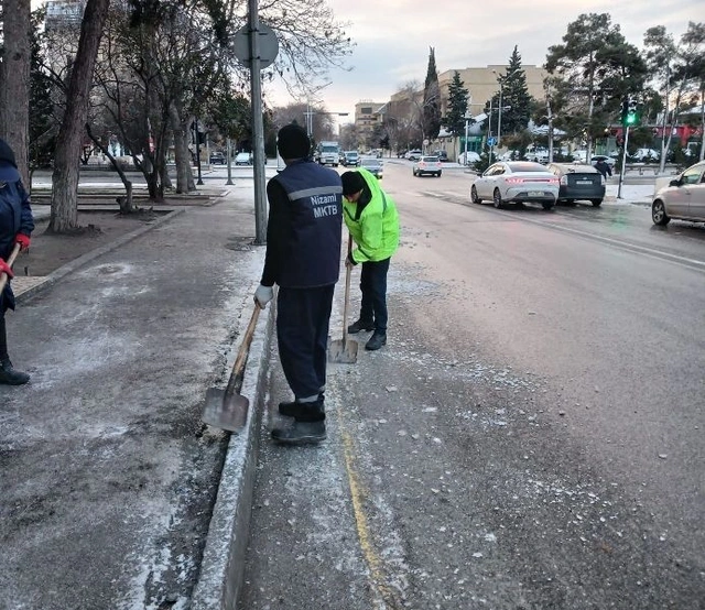Bakıda qarlı hava ilə əlaqədar icra hakimiyyətləri gücləndirilmiş iş rejimində çalışırlar - FOTO