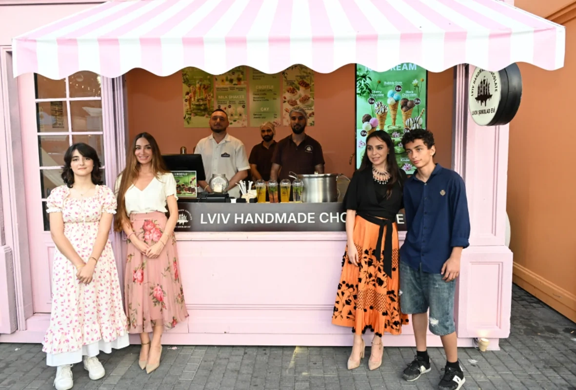 Leyla və Arzu Əliyevalar "CandyFest" yay festivalını ziyarət edib, "Sehrli mirvari" su sirki şousunu izləyiblər - FOTO