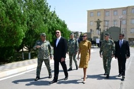 Prezident Naxçıvanda yeni komando hərbi hissələrinə Döyüş bayraqlarının verilməsi mərasimində iştirak edib - FOTO