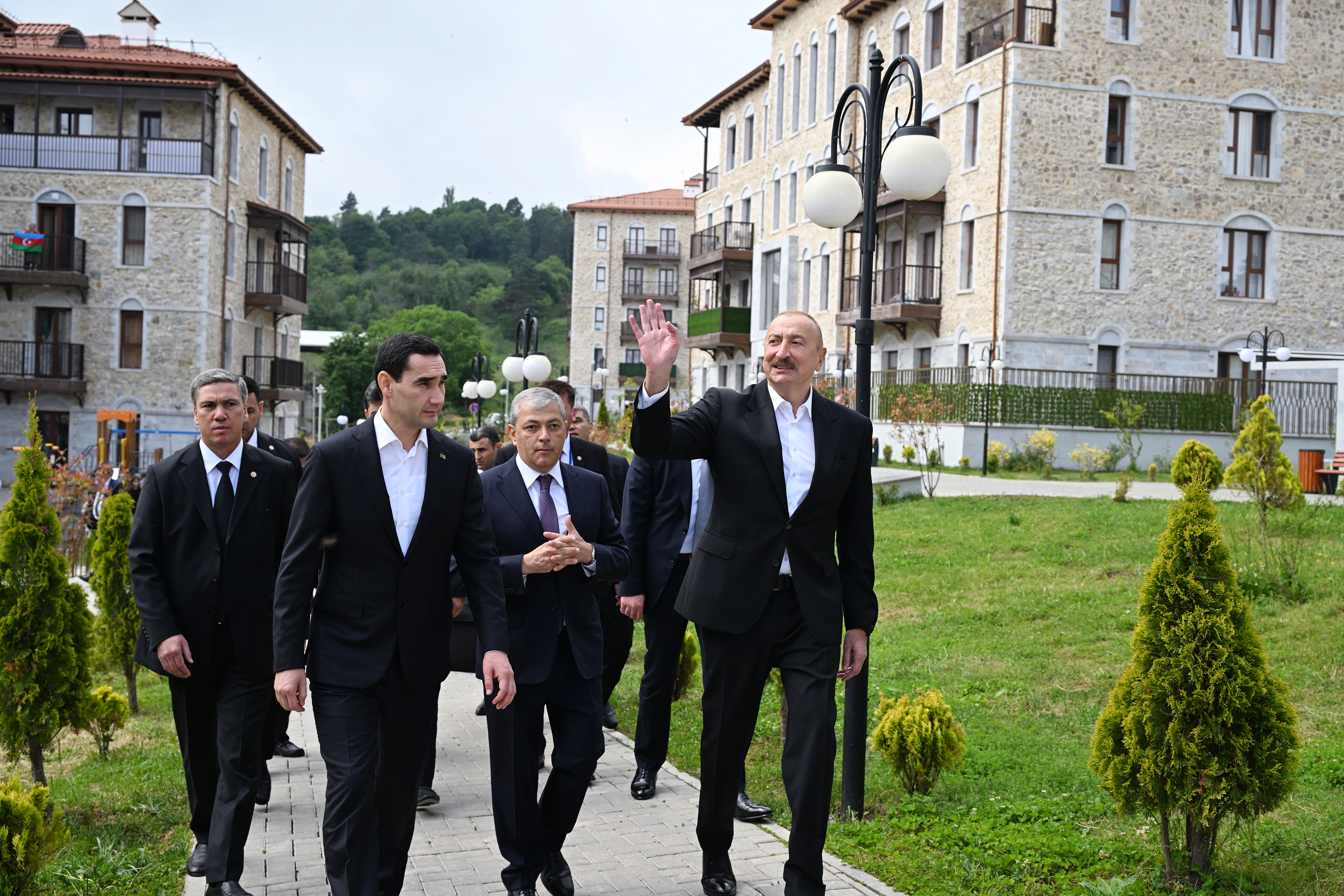 Prezidentlər Şuşa şəhərində inşa edilmiş birinci yaşayış kompleksində olublar - FOTO