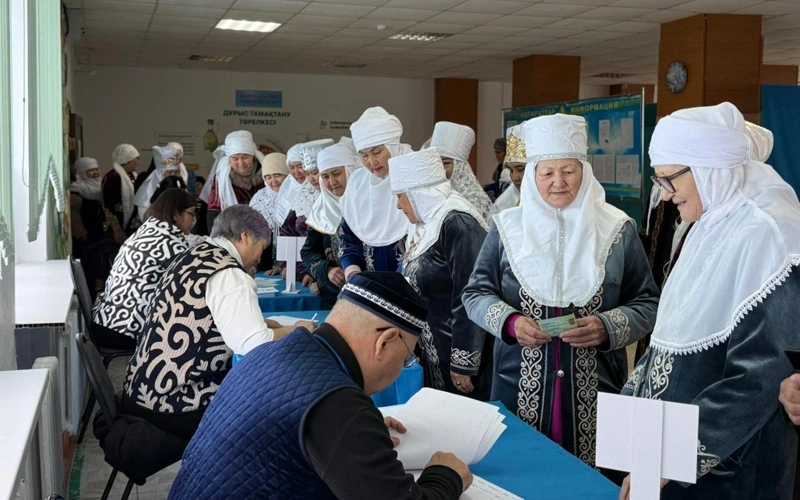 Qazaxıstandakı referendumda 60 qayınana və 60 gəlin birlikdə səs verdi - FOTO