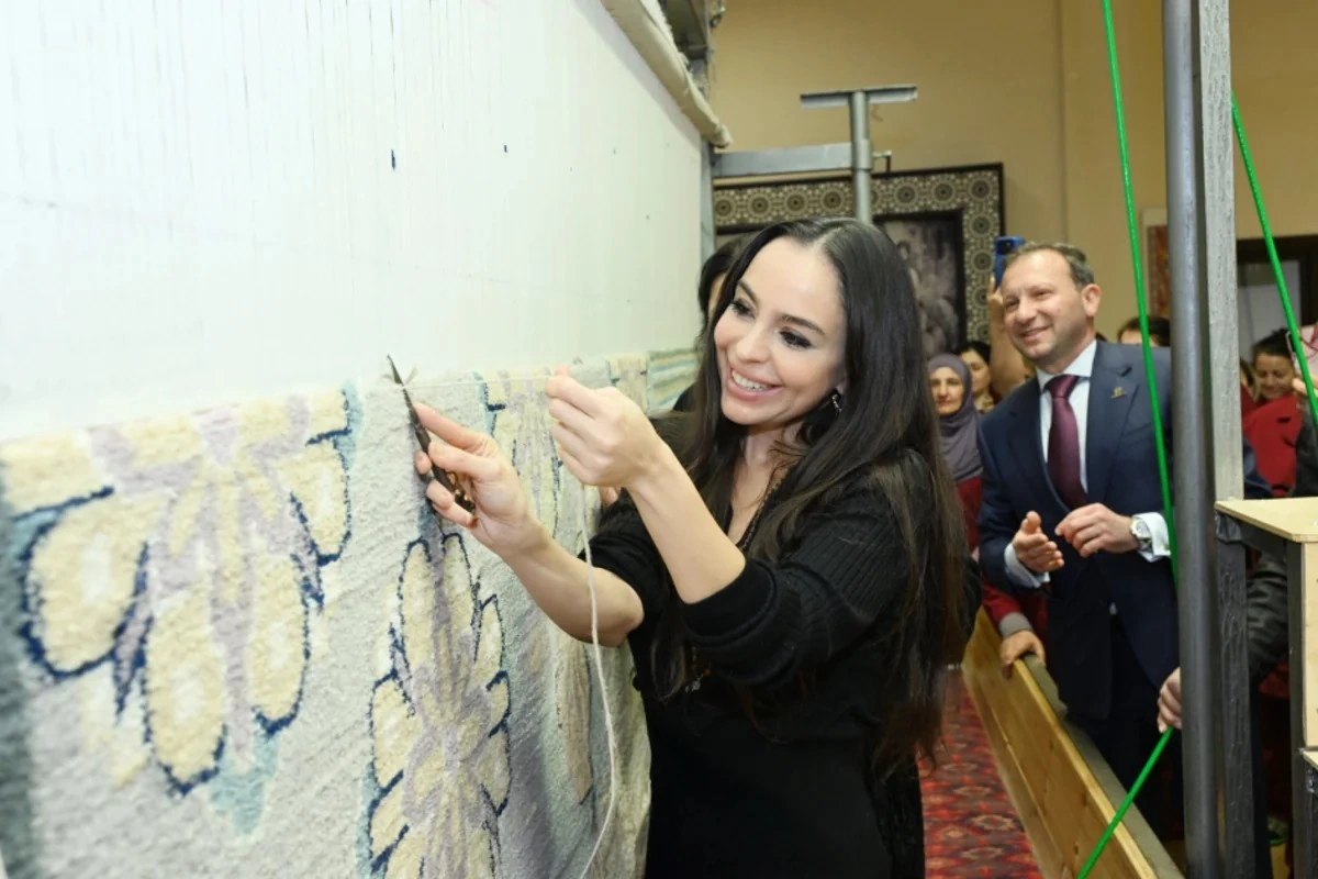 Leyla Əliyeva "Azərxalça"nın Şuşa məscidi üçün hazırladığı xalçaların kəsim mərasimində - FOTOLAR