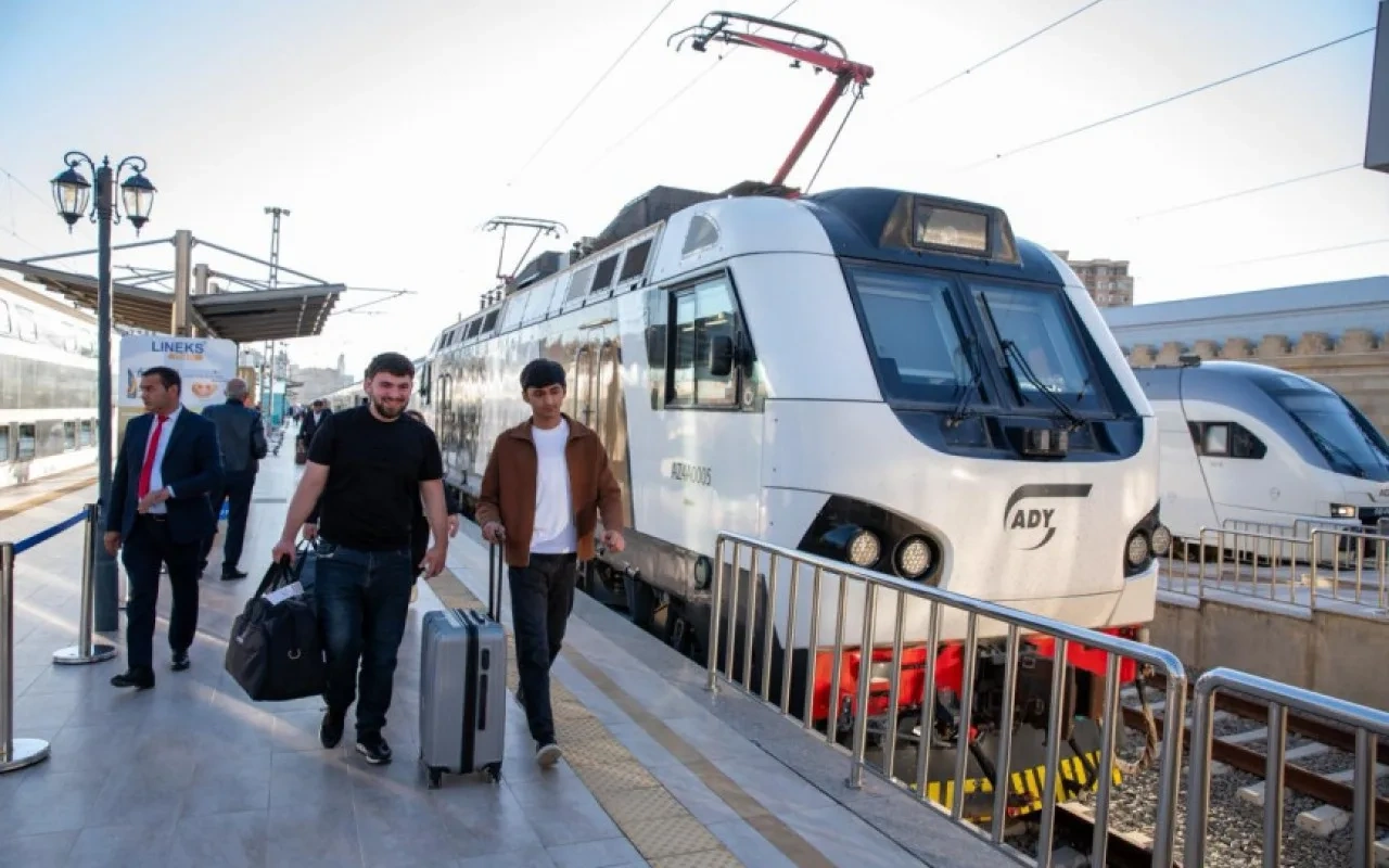 ADY Tbilisi qatarlarında sərnişin tutumunu artırır - FOTOLAR