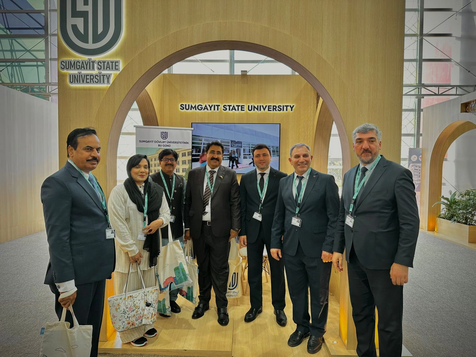 Azərbaycan universitetləri WUF13-də innovativ layihələrini nümayiş etdirirlər - FOTO
