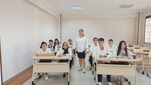 63 yaşlı nənə 16 yaşlı nəvəsi ilə eyni liseydə oxuyur - FOTO