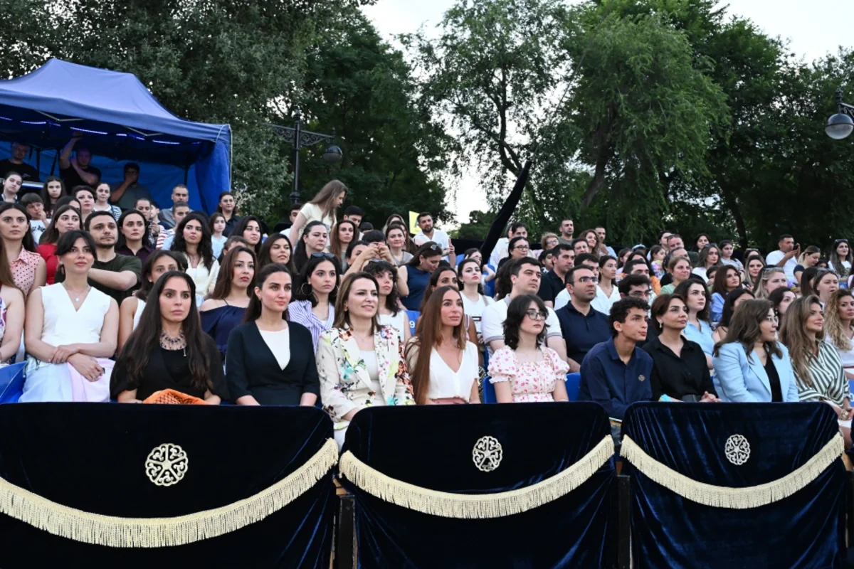 Leyla və Arzu Əliyevalar "CandyFest" yay festivalını ziyarət edib, "Sehrli mirvari" su sirki şousunu izləyiblər - FOTO
