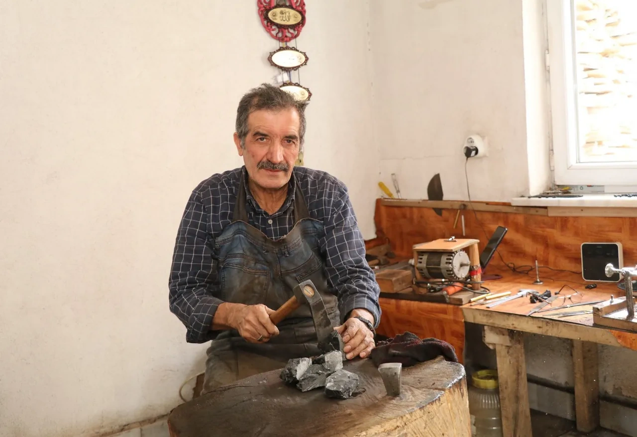 Özəl sifarişlə işləyir, gündə cəmi 7 dənə istehsal edir: Günə 1000 manat qazanır - FOTO