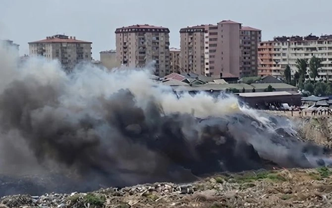 Bakıda açıq ərazidə yanğın başlayıb - FOTO