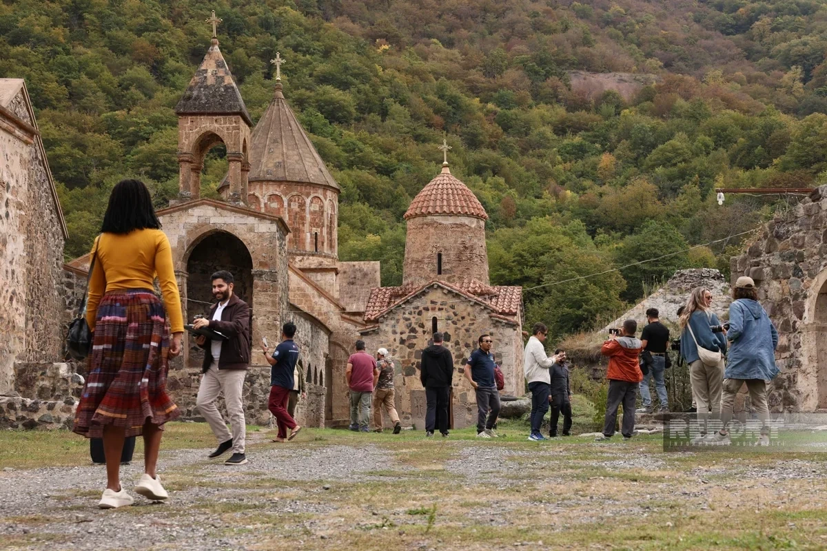 Beynəlxalq səyyahlar Kəlbəcərdəki Xudavəng monastırında olublar - FOTO