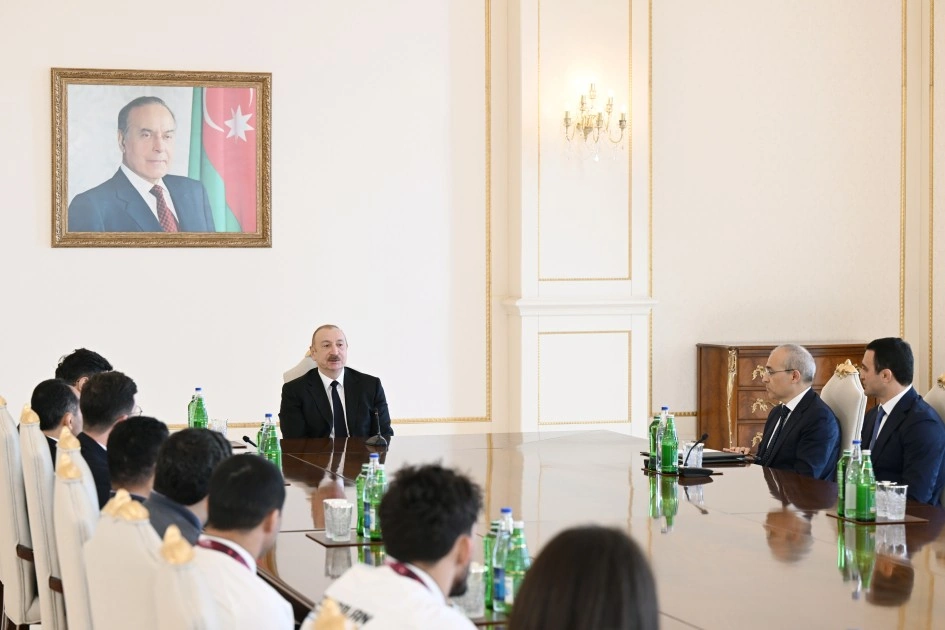 Prezident çempion olan güləşçiləri qəbul etdi - FOTOLAR