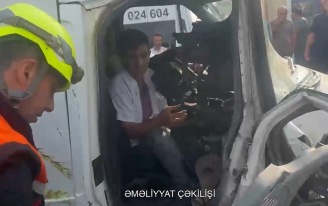 Avtomobildə sıxılı vəziyyət qalan şəxs xilas edildi - VİDEO