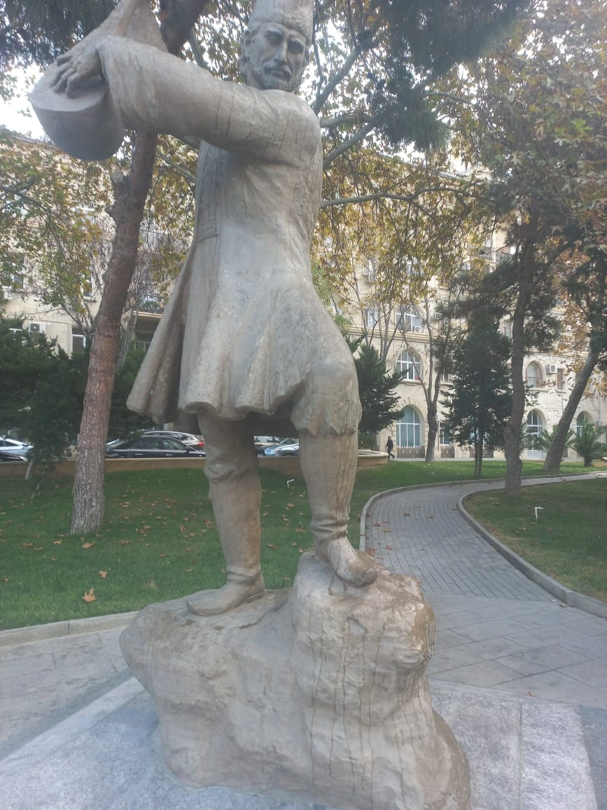 “Babam Aşıq Ələsgərin heykəli qopub düşəcək, nəzarətsiz qalıb, baxan yoxdur” - FOTOLAR+ÖZƏL